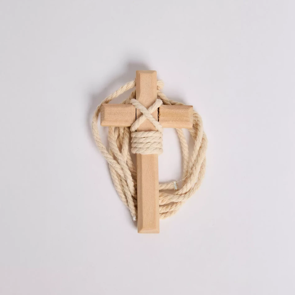 COLECCION-OTOÑO_INVIERNO-2025_0000s_0001_CRUZ MADERA CORDON CUERDA