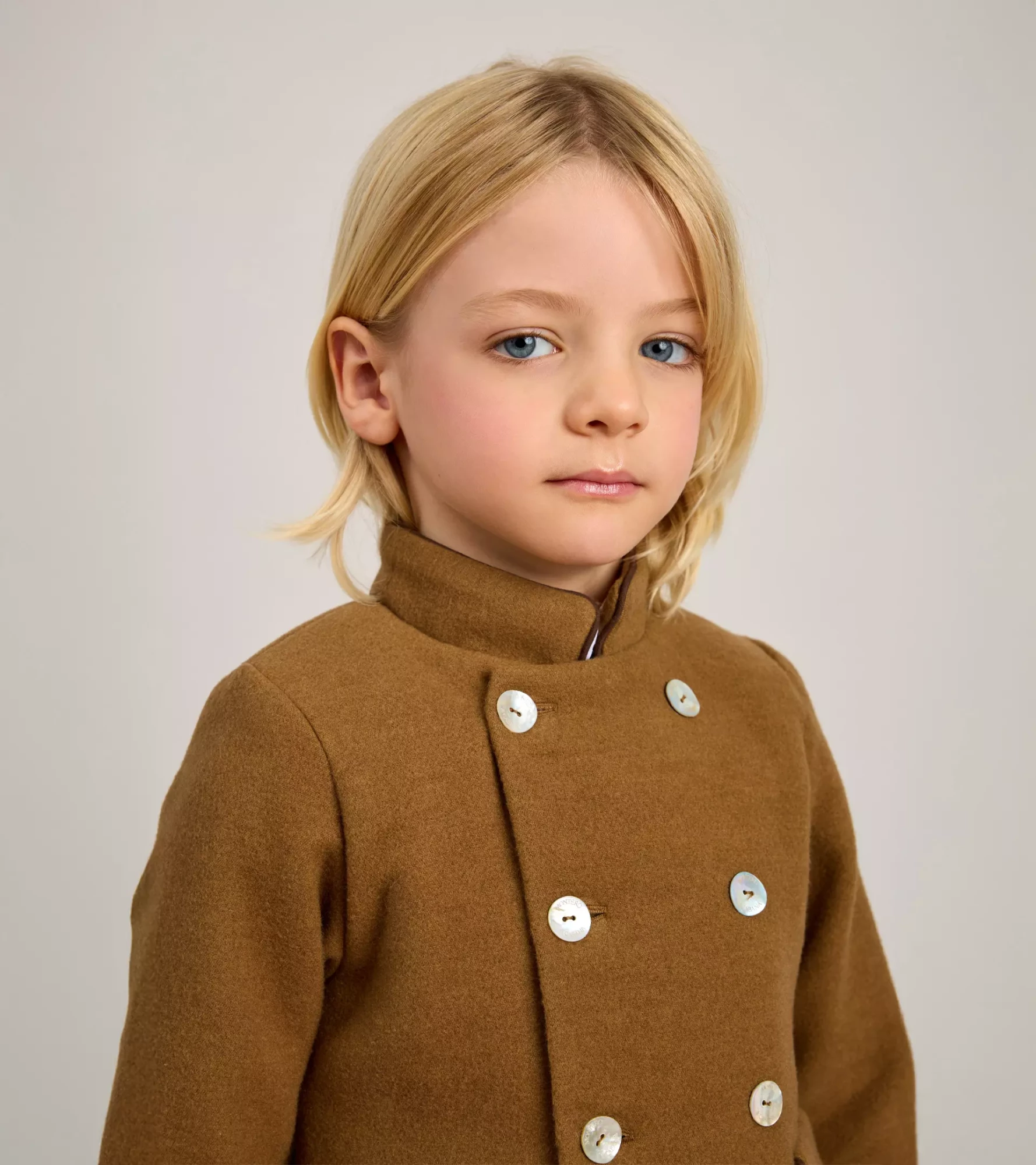 COLECCION-OTOÑO_INVIERNO-2025_0012s_0000_ZERMATT 20 ABRIGO DOBLE ABOTONADURA TOSTADO_1.4