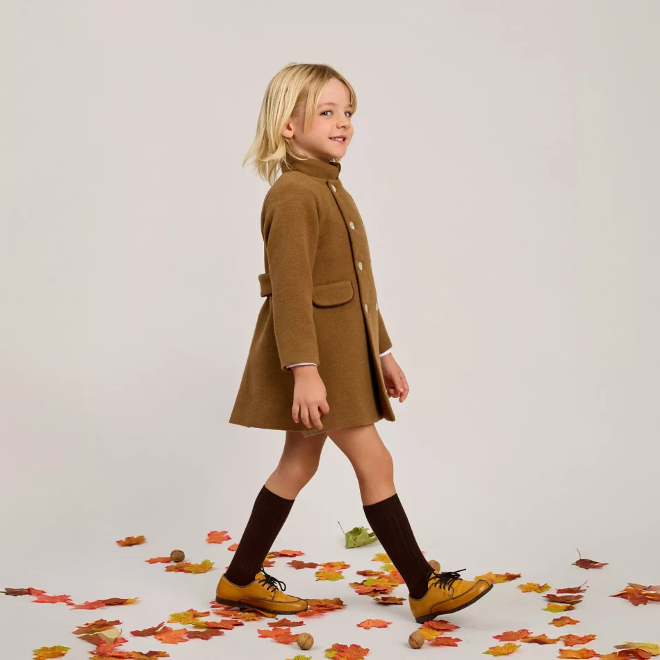 COLECCION-OTOÑO_INVIERNO-2025_0012s_0001_ZERMATT 20 ABRIGO DOBLE ABOTONADURA TOSTADO_1.3