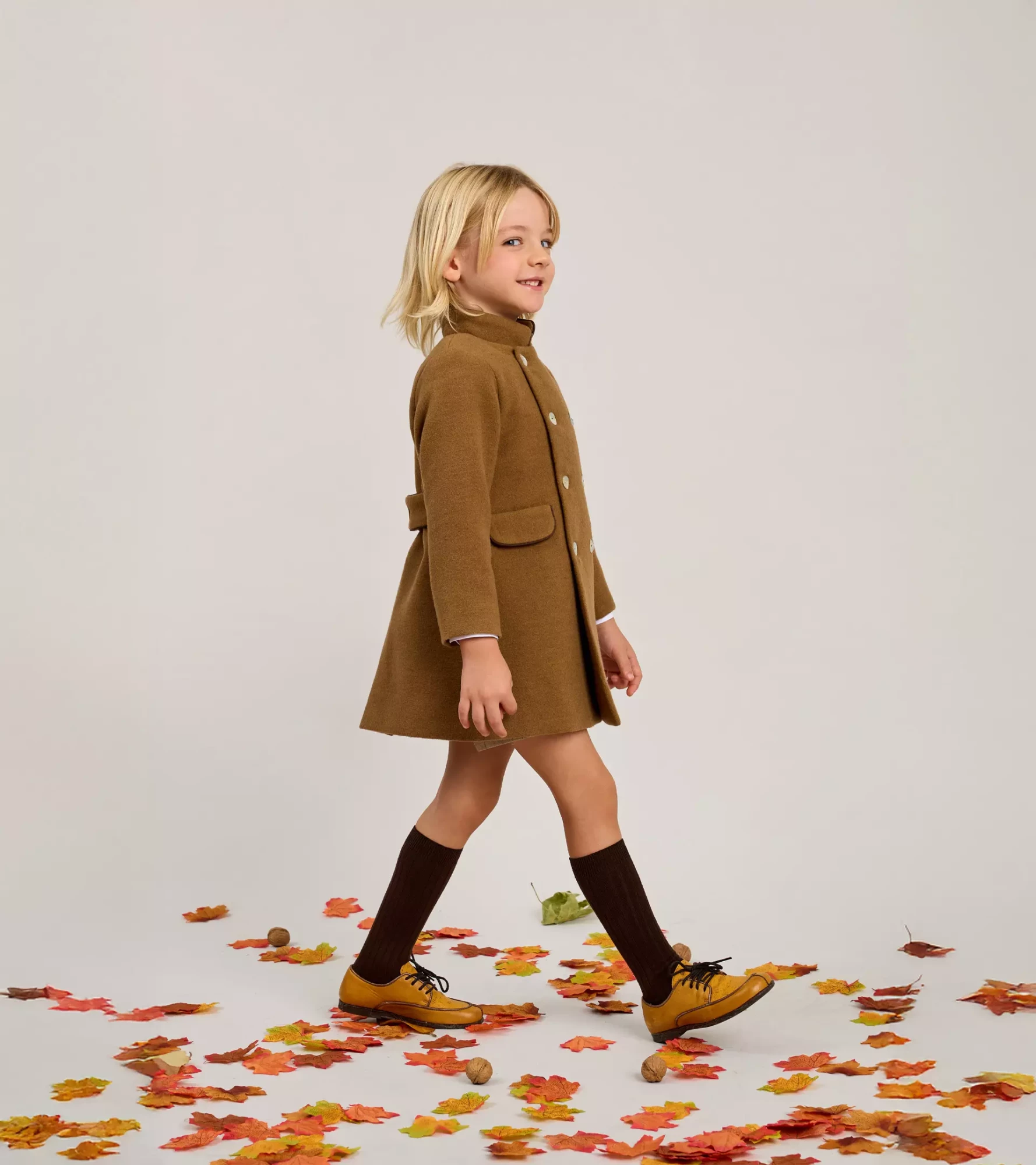 COLECCION-OTOÑO_INVIERNO-2025_0012s_0001_ZERMATT 20 ABRIGO DOBLE ABOTONADURA TOSTADO_1.3