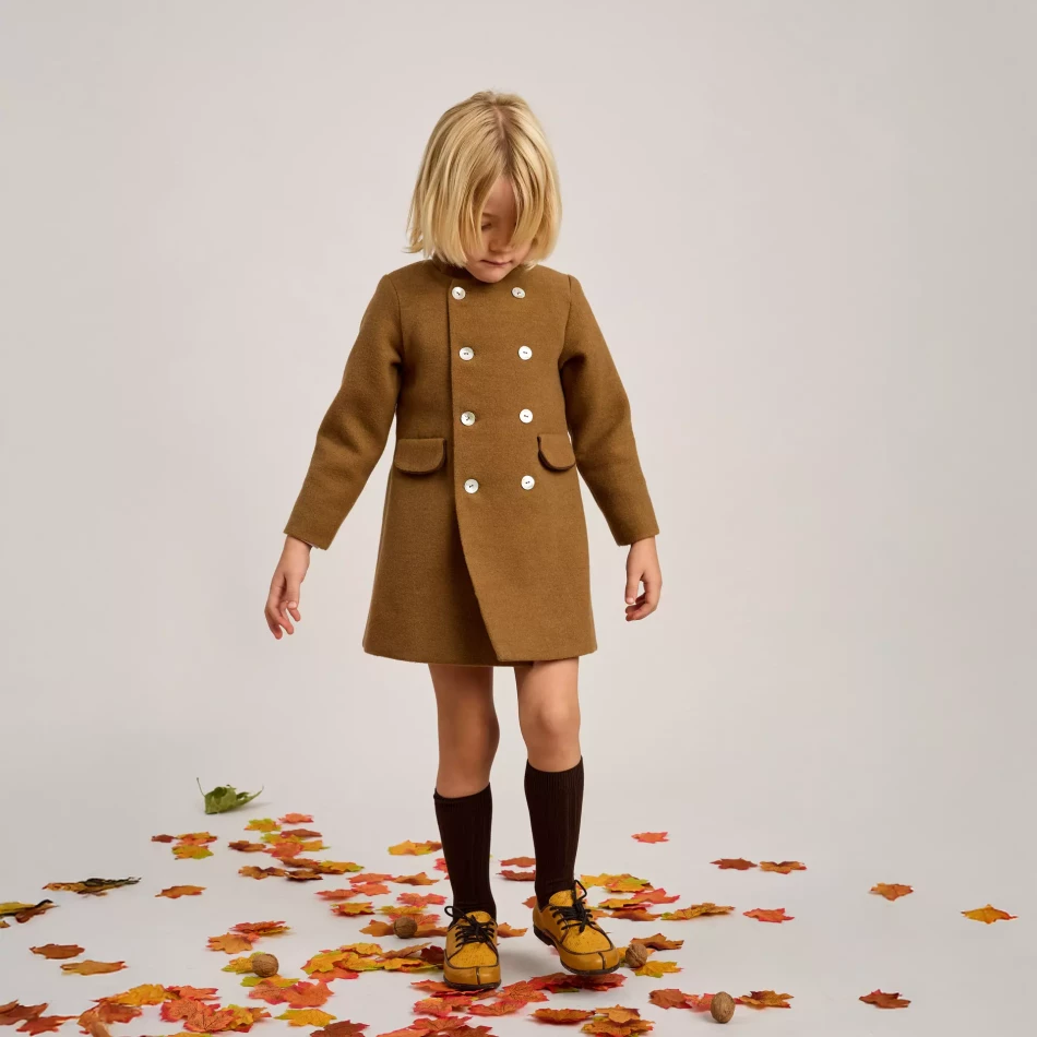 COLECCION-OTOÑO_INVIERNO-2025_0012s_0003_ZERMATT 20 ABRIGO DOBLE ABOTONADURA TOSTADO_1