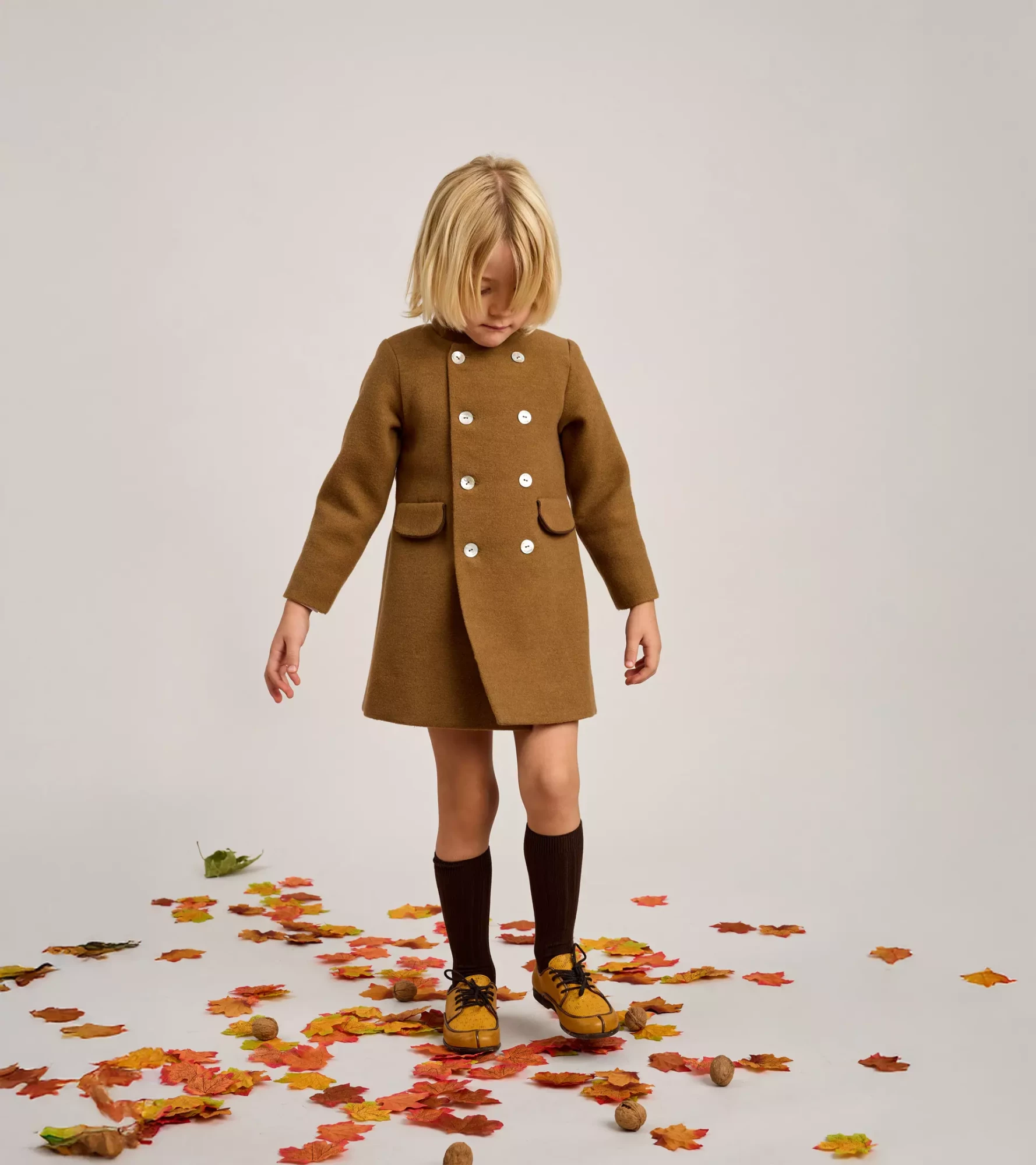 COLECCION-OTOÑO_INVIERNO-2025_0012s_0003_ZERMATT 20 ABRIGO DOBLE ABOTONADURA TOSTADO_1